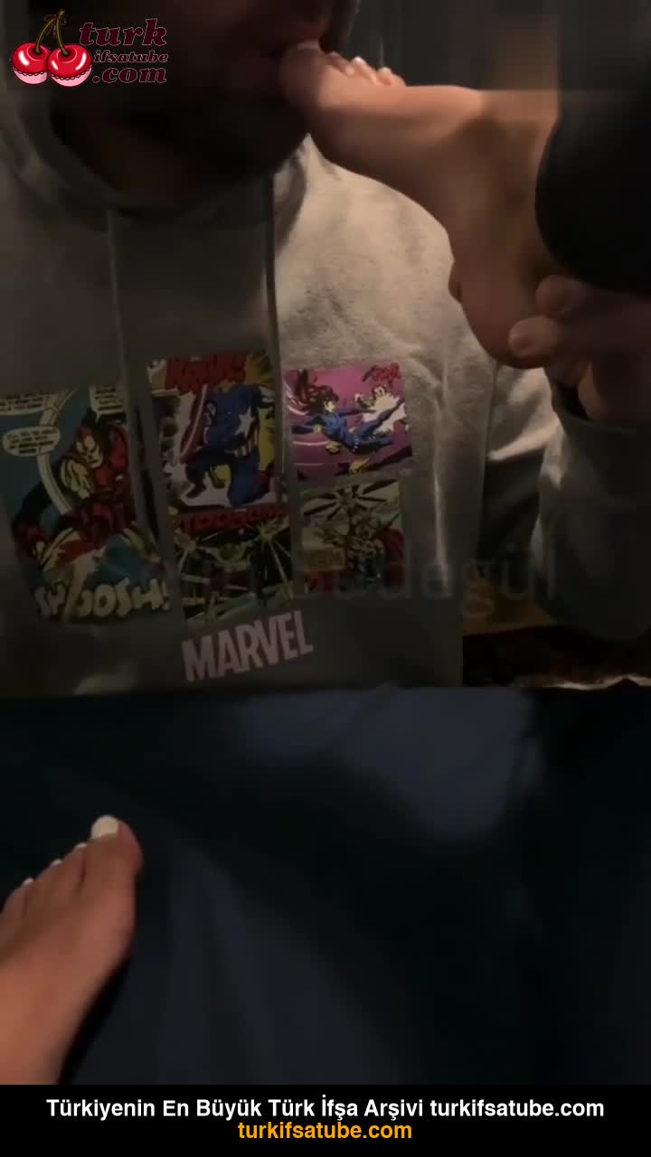 Ayak videosu Selin Sudegül parmaklarını yalattı - Video İzle