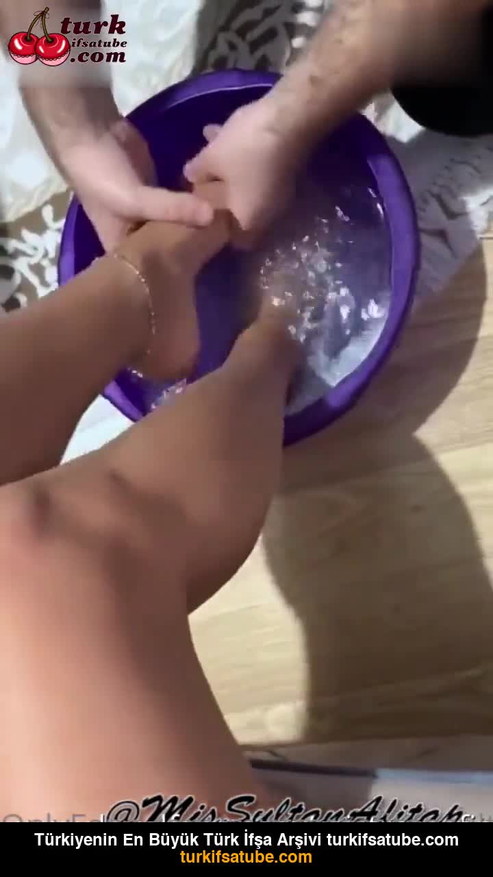 Bulaşık teknesinde kölesine ayaklarını yıkattı - Video İzle