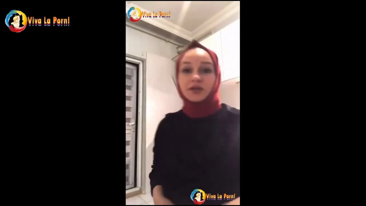 Evli Türbanlı Kaşar Canlı Yayında Memelerini Gösteriyor Resmi