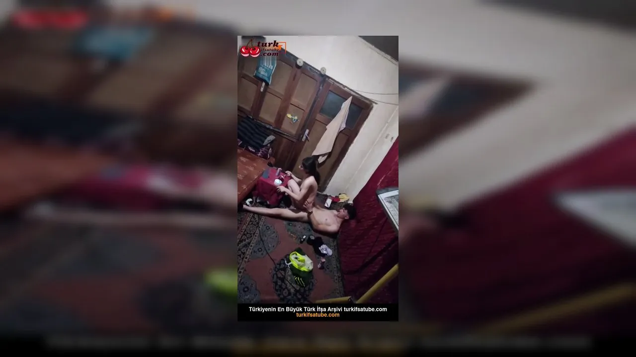 Liseli amatör porno yarrağa oturmuş pasta yiyor Resmi