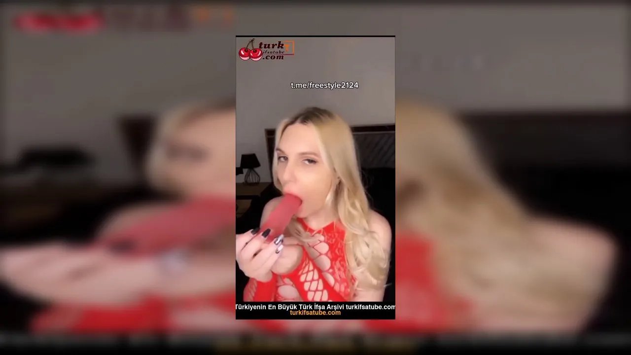 Evonmoss ifşa kırmızı danteller içinde - Video İzle Resmi