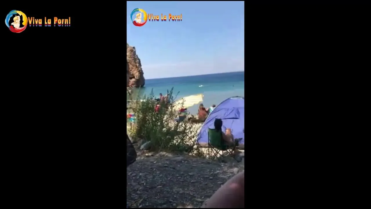 Tatile Gelen Alman Kaşar Herkesin İçinde Memelerini Açıyor Resmi